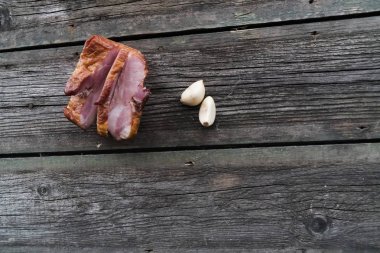 Ahşap arka planda atıştırmalıklar, pastırma, salatalık turşusu