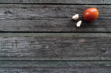 Ahşap arka planda atıştırmalıklar, pastırma, salatalık turşusu