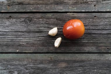 Ahşap arka planda atıştırmalıklar, pastırma, salatalık turşusu