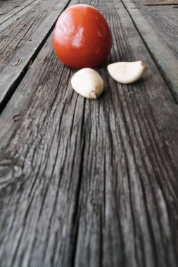 Ahşap arka planda atıştırmalıklar, pastırma, salatalık turşusu