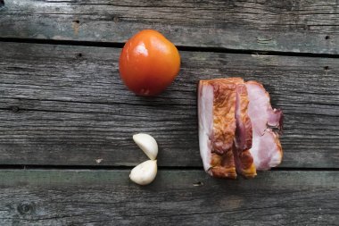 Ahşap arka planda atıştırmalıklar, pastırma, salatalık turşusu