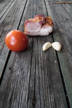 Ahşap arka planda atıştırmalıklar, pastırma, salatalık turşusu