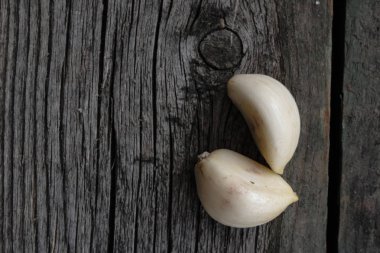 Ahşap arka planda atıştırmalıklar, pastırma, salatalık turşusu