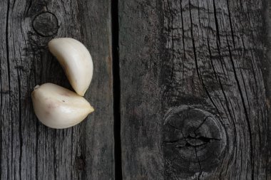 Ahşap arka planda atıştırmalıklar, pastırma, salatalık turşusu