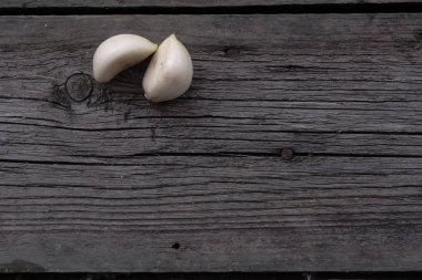 Ahşap arka planda atıştırmalıklar, pastırma, salatalık turşusu