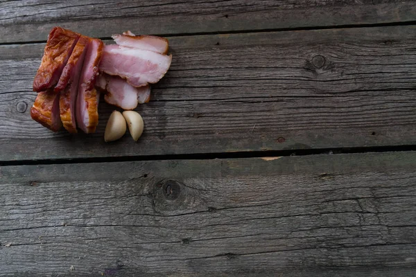 Ahşap arka planda atıştırmalıklar