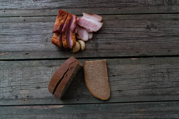 Ahşap arka planda atıştırmalıklar