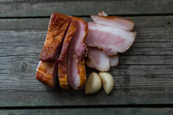 Ahşap arka planda atıştırmalıklar