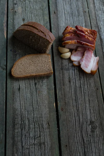 Ahşap arka planda atıştırmalıklar