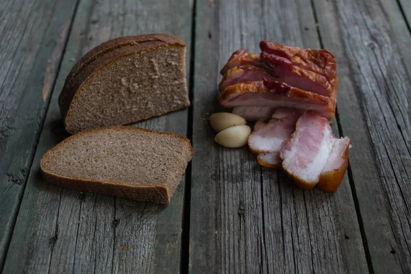 Ahşap arka planda atıştırmalıklar