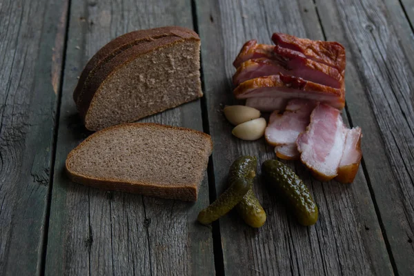 Ahşap arka planda atıştırmalıklar