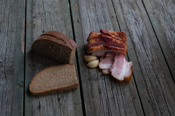 Ahşap arka planda atıştırmalıklar