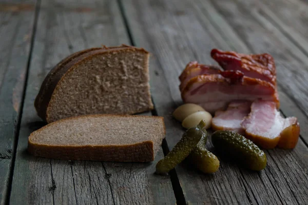 Ahşap arka planda atıştırmalıklar