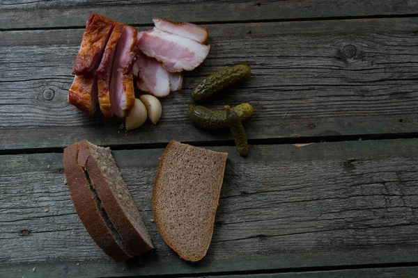 Ahşap arka planda atıştırmalıklar