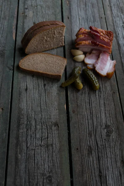 Ahşap arka planda atıştırmalıklar