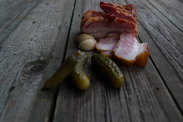 Ahşap arka planda atıştırmalıklar