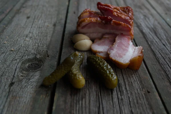 Ahşap arka planda atıştırmalıklar