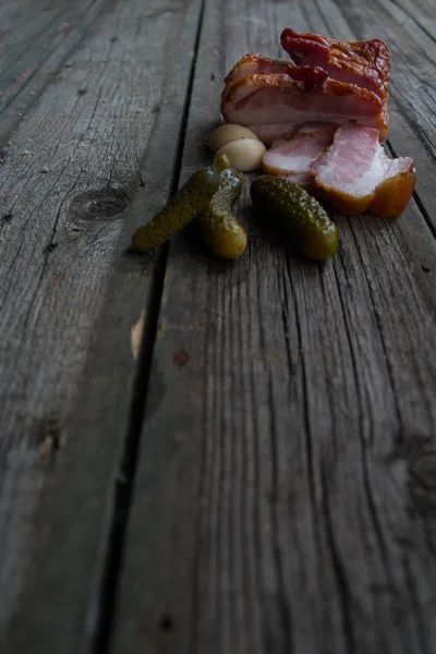 Ahşap arka planda atıştırmalıklar