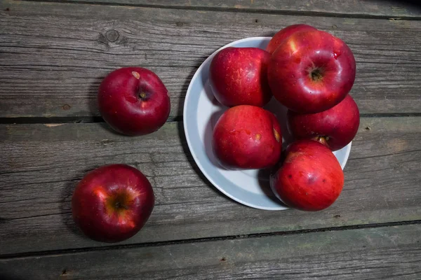 Punaiset Omenat Puupohjalla — kuvapankkivalokuva