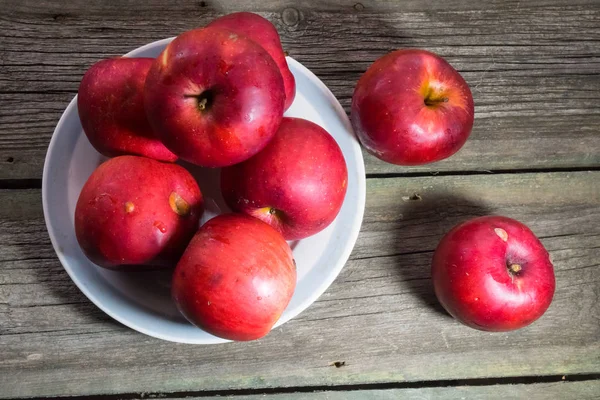 Tahta arka planda kırmızı elmalar