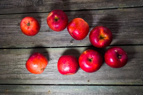 Tahta arka planda kırmızı elmalar