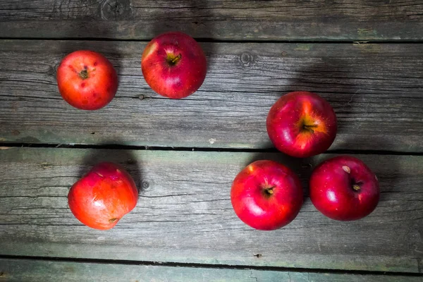 Tahta arka planda kırmızı elmalar