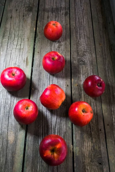 Tahta arka planda kırmızı elmalar