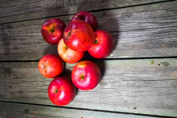 Mele Rosse Uno Sfondo Legno — Foto Stock