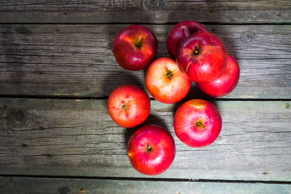 Mele Rosse Uno Sfondo Legno — Foto Stock