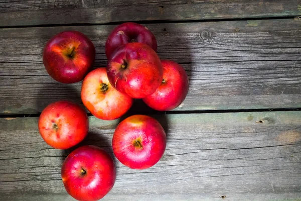 Mele Rosse Uno Sfondo Legno — Foto Stock