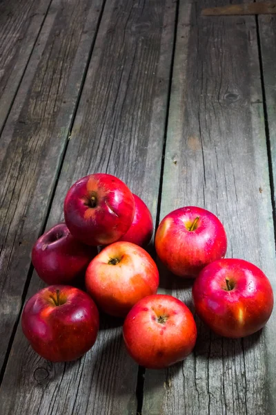 Mele Rosse Uno Sfondo Legno — Foto Stock