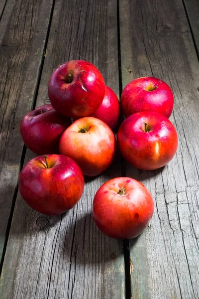 Tahta arka planda kırmızı elmalar