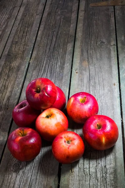 Tahta arka planda kırmızı elmalar