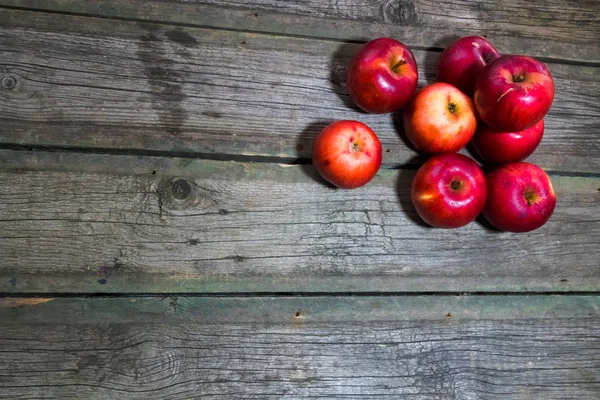 Tahta arka planda kırmızı elmalar