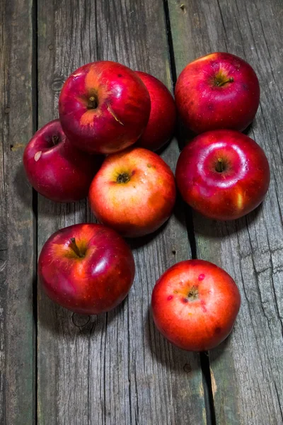 Mele Rosse Uno Sfondo Legno — Foto Stock