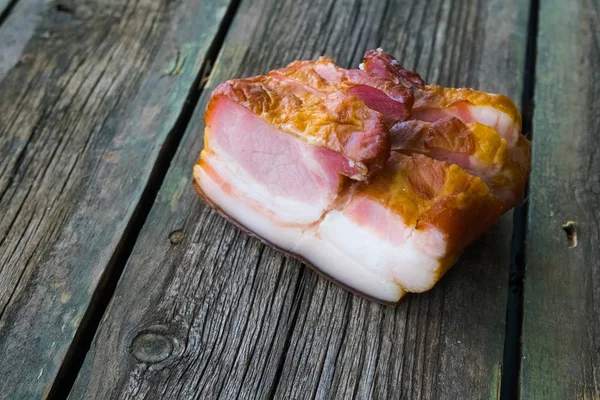 Ahşap arka planda atıştırmalıklar, pastırma, salatalık turşusu