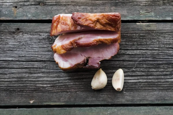 Ahşap arka planda atıştırmalıklar, pastırma, salatalık turşusu