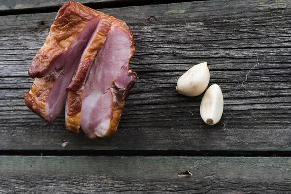 Ahşap arka planda atıştırmalıklar, pastırma, salatalık turşusu