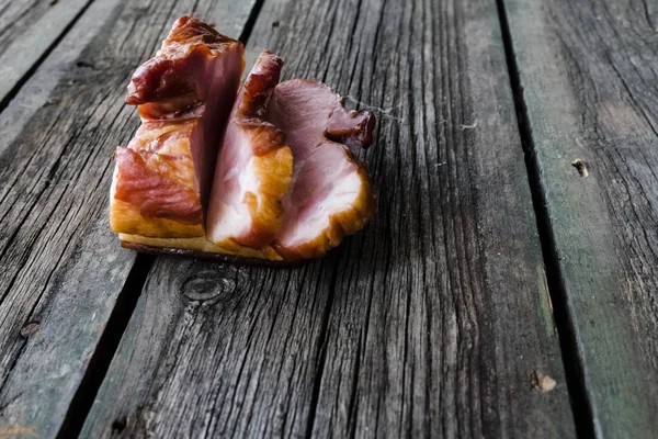 Ahşap arka planda atıştırmalıklar, pastırma, salatalık turşusu