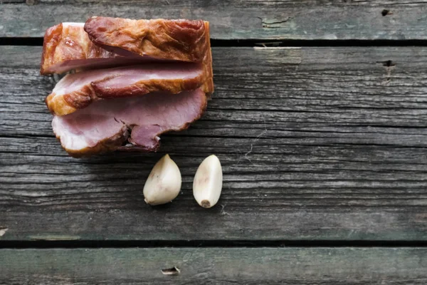 Ahşap arka planda atıştırmalıklar, pastırma, salatalık turşusu