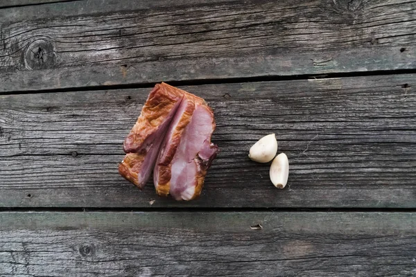 Ahşap arka planda atıştırmalıklar, pastırma, salatalık turşusu