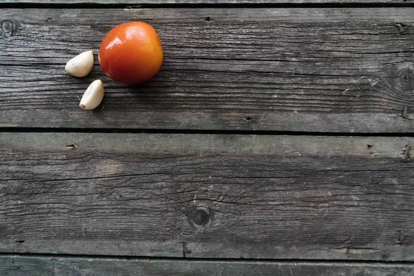 Ahşap arka planda atıştırmalıklar, pastırma, salatalık turşusu