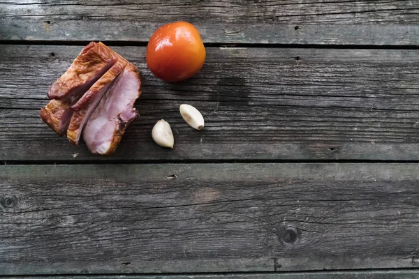 Ahşap arka planda atıştırmalıklar, pastırma, salatalık turşusu