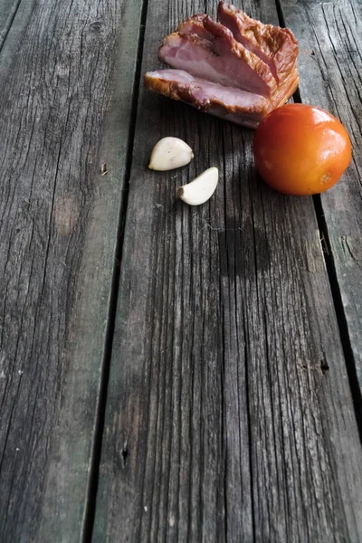 Ahşap arka planda atıştırmalıklar, pastırma, salatalık turşusu