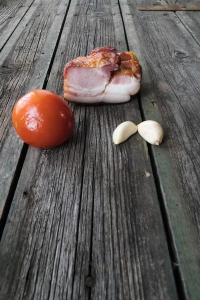 Ahşap arka planda atıştırmalıklar, pastırma, salatalık turşusu