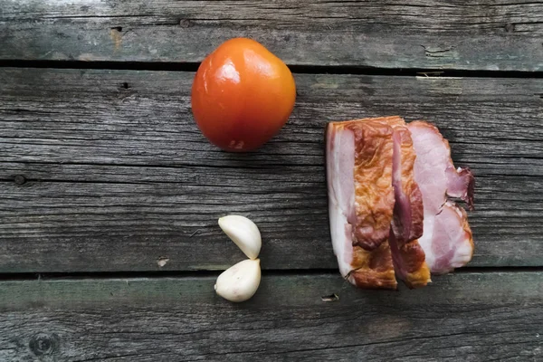 Ahşap arka planda atıştırmalıklar, pastırma, salatalık turşusu
