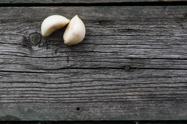 Ahşap arka planda atıştırmalıklar, pastırma, salatalık turşusu