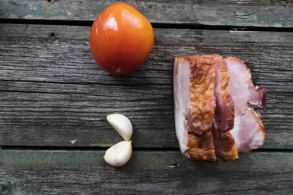 Ahşap arka planda atıştırmalıklar, pastırma, salatalık turşusu