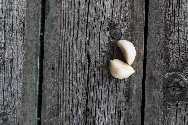 Ahşap arka planda atıştırmalıklar, pastırma, salatalık turşusu