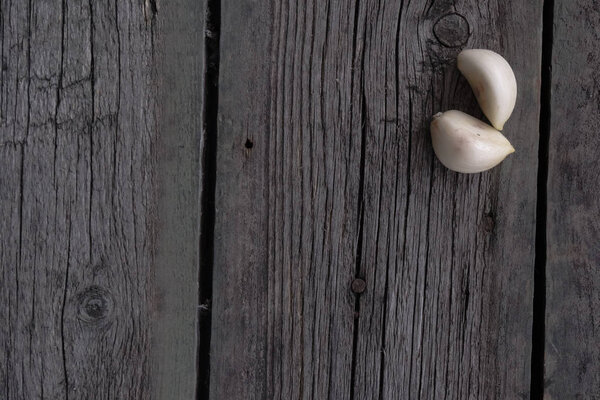 Закуски, бекон, маринованные огурцы на деревянном фоне
